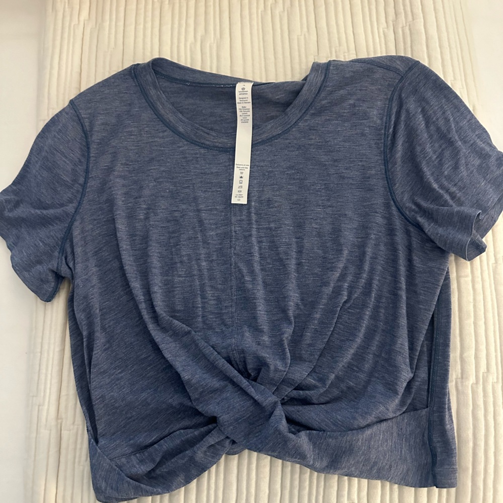 lululemon front twist crop!